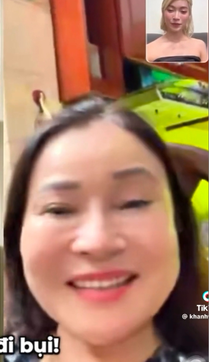 Mới đây, Khánh Vy lại tiếp tục chia sẻ đầy đủ phản ứng của gia đình khi thấy màu tóc này. Trong clip, cô nàng nói chuyện với mẹ bằng giọng địa phương và liên tục nhấn mạnh với mẹ lần này là tóc thật khiến mẹ cô nàng sửng sốt: “Bữa nay là tóc thật thật, đợt vừa rồi con thấy nhiều like quá nên con làm tiếp”.