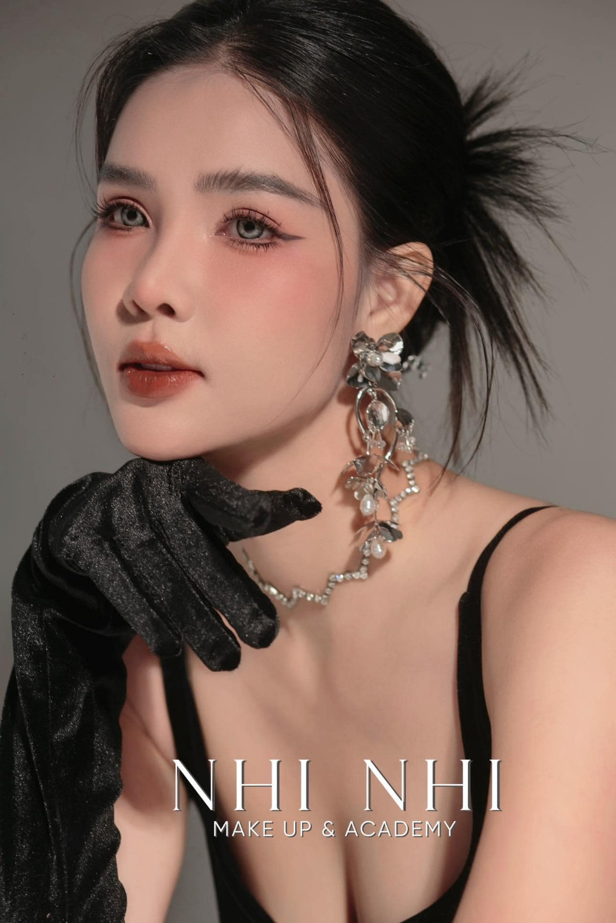 "Hiện tại, vì mũi mới làm nên không thể đẹp ngay được, nó vẫn đang sưng, cánh mũi còn to,.... Muốn biết chính xác dáng mũi có đẹp hay không thì phải sau 6 tháng phẫu thuật, mũi mới được cố định phom dáng, thu gọn dần, nên tôi vẫn kiên trì chờ đợi. Trong thời gian này, tôi uống ít nhất một ngày 3 lít nước lọc và uống nước ép trái cây thật nhiều. Tôi không kiêng khem quá nhiều, chỉ không đụng đến đồ uống chứa cồn, chất kích thích", Kỳ Hân chia sẻ.