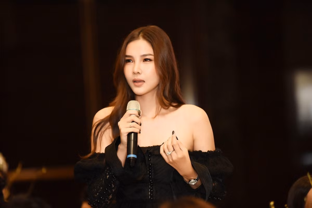 Tính đến thời điểm hiện tại, Kỳ Hân đã chỉnh sửa mũi, cắt mí mắt, làm răng, nâng ngực.