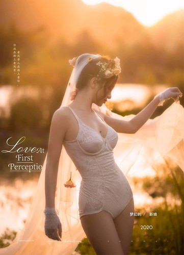 Ngọc Bích thường xuyên chia sẻ những hình ảnh chụp giữa thiên nhiên trong những bộ trang phục gợi cảm.