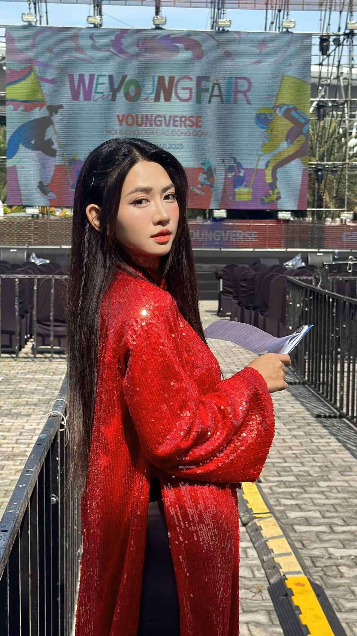 Tìm hiểu ra mới biết, đây là hình ảnh diện váy cưới của Lê Bống đảm nhận trong một dự án MV nhạc chế.