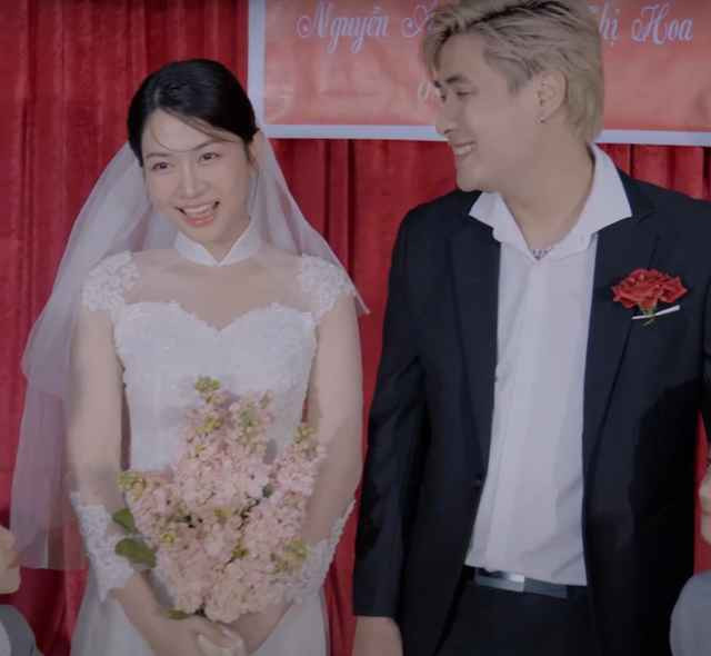 Trong bộ váy cưới trắng tinh khôi, Lê Bống không chỉ tỏa sáng nhờ thần thái rạng ngời mà còn gây ấn tượng bởi vẻ ngoài thanh lịch, nhẹ nhàng.