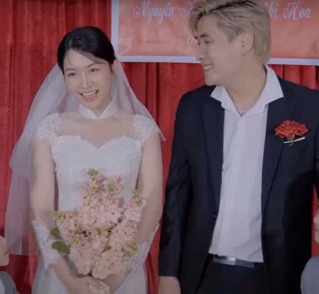 Trong bộ váy cưới trắng tinh khôi, Lê Bống không chỉ tỏa sáng nhờ thần thái rạng ngời mà còn gây ấn tượng bởi vẻ ngoài thanh lịch, nhẹ nhàng.