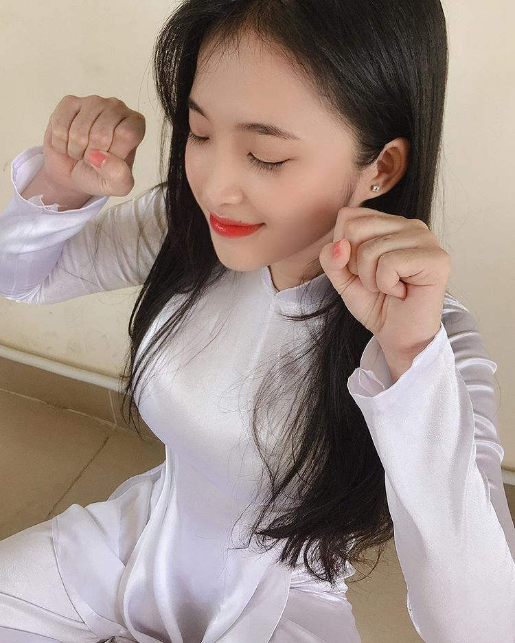 Trên trang cá nhân, Bảo Trân thường chia sẻ nhiều hình ảnh xinh xắn. Cô còn đăng tải những clip quay Tik Tok nghịch ngợm, đáng yêu bắt trend kịp xu hướng.