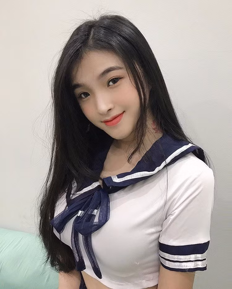 Bảo Trân sở hữu chiều cao 1m64, với gương mặt V line, chiếc mũi nhỏ nhắn, nụ cười duyên.