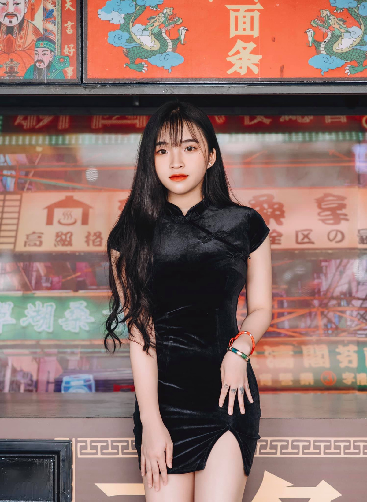 Bảo Trân cho biết, cô nàng khá bất ngờ khi trở thành tâm điểm bàn luận trên mạng xã hội. Cụ thể, hot girl này chia sẻ: "Được nhiều người quan tâm và dành nhiều lời khen khiến mình rất vui, tuy nhiên bên cạnh đấy cũng có một số người lạ kết bạn kèm theo những lời bình luận khiếm nhã gây ảnh hưởng ít nhiều đến cuộc sống cá nhân của mình bị xáo trộn".