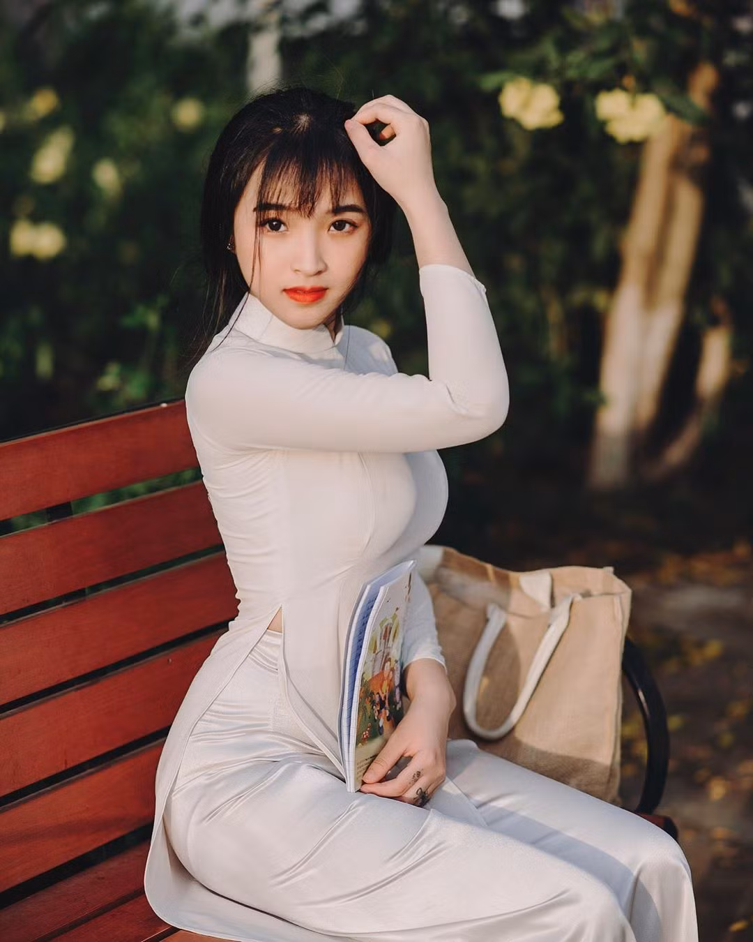 Mới đây, Chinatimes có bài đăng riêng Bảo Trân. Đặc biệt trang tin xứ Trung dành lời khen cho hot girl 2K2 này khi diện tà áo dài truyền thống, trang phục không giấu nổi đường cong.