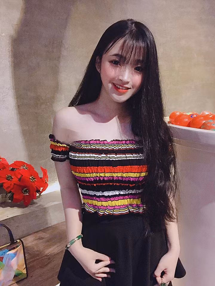 Cũng nhờ sở hữu nhan sắc "hơn người", chỉ cần trang điểm nhẹ cũng đủ để làm bật lên vẻ tự nhiên, ngây thơ của Bảo Trân.