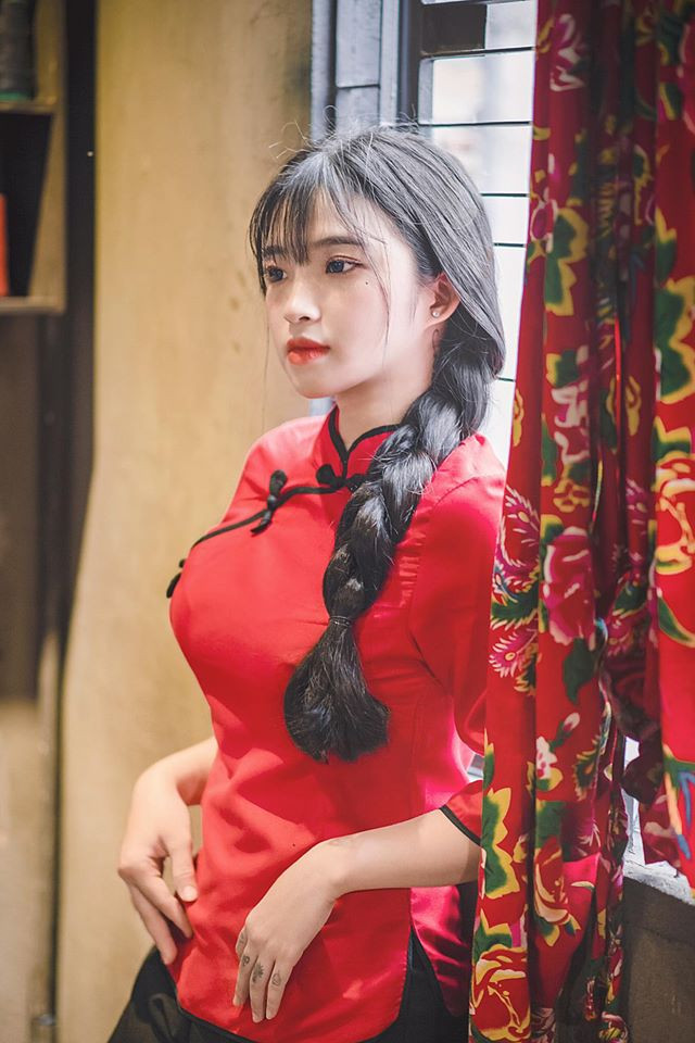 Sở hữu một gương mặt ngây thơ nên ít ai ngờ khi diện váy Bảo Trân lại có một thân hình chuẩn đến như vậy.