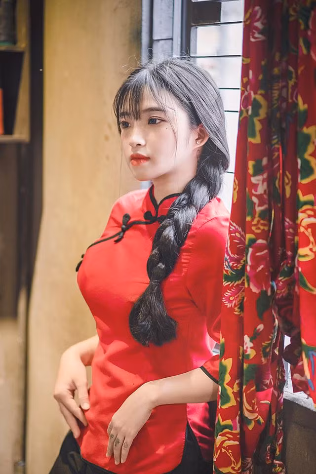 Sở hữu một gương mặt ngây thơ nên ít ai ngờ khi diện váy Bảo Trân lại có một thân hình chuẩn đến như vậy.