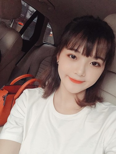 Dù đã sinh nở nhưng thân hình của cô nàng hot girl 9X này vẫn thon gọn khiến vạn người mê mẩn.