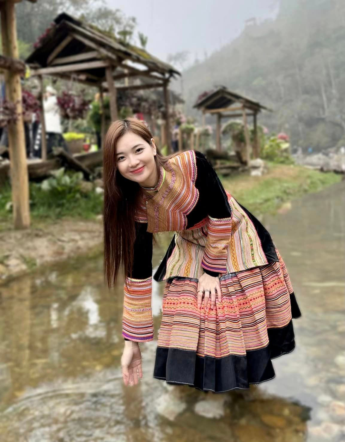 Sau 9 năm, nhiều người nhận xét Thu Hương xinh đẹp kiểu đằm thắm sau khi đã chia tay chồng và hiện nuôi cậu quý tử đầu lòng.