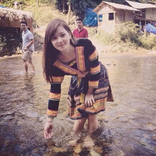 Sau 9 năm kể từ ngày nổi tiếng, hot girl dân tộc quay trở lại nơi từng giúp tên tuổi của cô nổi như cồn trên MXH, đó là bản Cát Cát thuộc huyện Sapa, tỉnh Lào Cai.