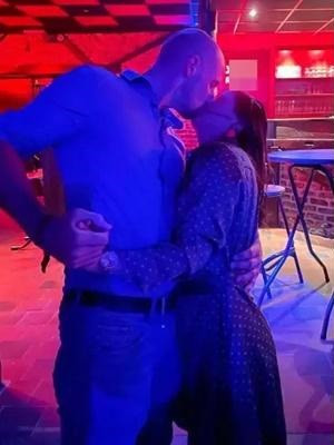 Trong ảnh bạn trai người Bỉ rất vui vẻ, gần gũi với các con riêng của hiện tượng mạng Lào Cai. Các bé cũng cởi mở, thân thiện với người yêu của mẹ.