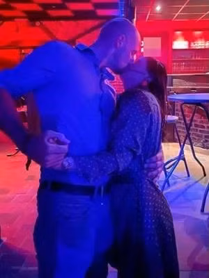 Trong ảnh bạn trai người Bỉ rất vui vẻ, gần gũi với các con riêng của hiện tượng mạng Lào Cai. Các bé cũng cởi mở, thân thiện với người yêu của mẹ.