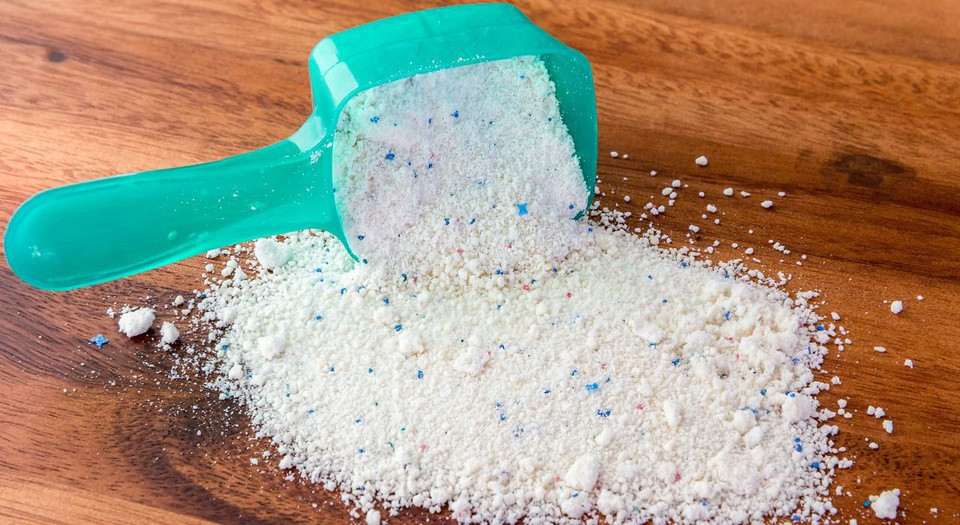 Giặt bằng chất tẩy rửa không phù hợp: Bác sĩ Donnica Moore chia sẻ với Huffington Post: "Nguyên nhân quan trọng của viêm da là do bột giặt bạn sử dụng. Bọt của bột giặt có thể còn đọng lại trong những kiểu quần lót ren khiến việc tiếp xúc với da xảy ra dị ứng". Donnica Moore khuyến nghị phái đẹp nên chọn chất tẩy rửa ít gây dị ứng hoặc sử dụng loại không nhiều mùi hương liệu để giặt đồ lót. Ảnh: The List.