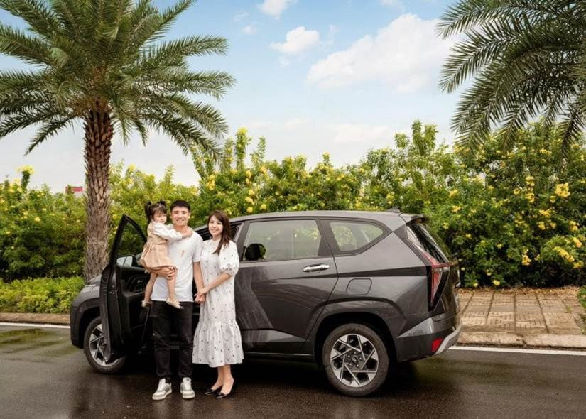 Đây không phải lần đầu tiên, bà xã Bùi Tiến Dũng có màn “flex” về chồng. Trước đó, cô từng khiến người hâm mộ trầm trồ khi cho biết chồng sẵn sàng mua căn hộ ở tầng 37 chỉ vì vợ thích ở nhà cao tầng.