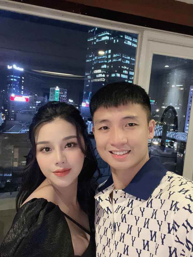 Bên cạnh đó, cách trò chuyện, hỏi han nhẹ nhàng của nam cầu thủ dành cho vợ cũng khiến cộng đồng mạng thích thú.