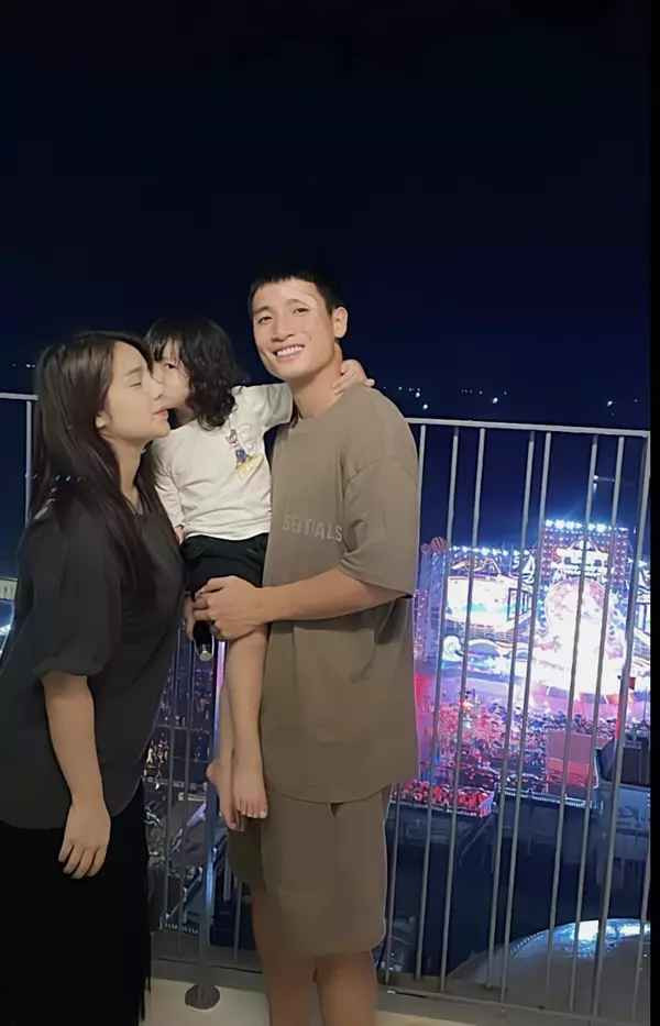 Hay trong mỗi dịp kỷ niệm đặc biệt, cầu thủ sinh năm 1995 đều dành những món quà hàng hiệu, đúng ý để dành tặng vợ.