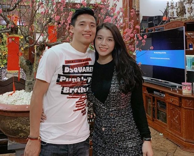 Chia sẻ về bà xã của mình, Bùi Tiến Dũng từng dành nhiều lời có cánh, biết ơn bởi cô nàng luôn là hậu phương vững chắc, chu toàn đầy đủ cho các con và gia đình để anh yên tâm thi đấu.