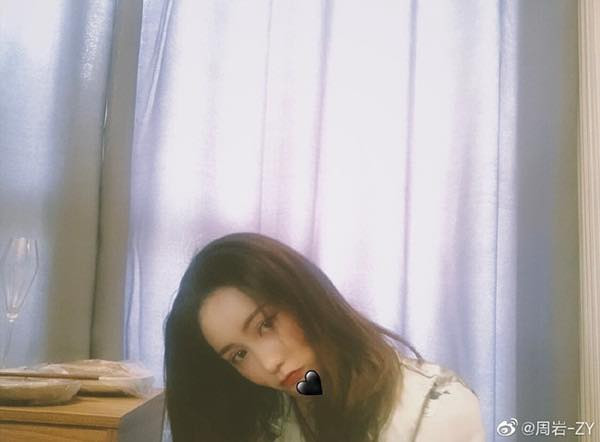 Trên weibo của Châu Nham, người ta thấy cô gái trẻ thường xuyên chia sẻ những hình ảnh mới của mình với nụ cười thật xinh đẹp. Hiện tại, cô gái 9X Trung Quốc đang tập lại nhạc cụ để tiếp tục theo đuổi những giấc mơ của mình.