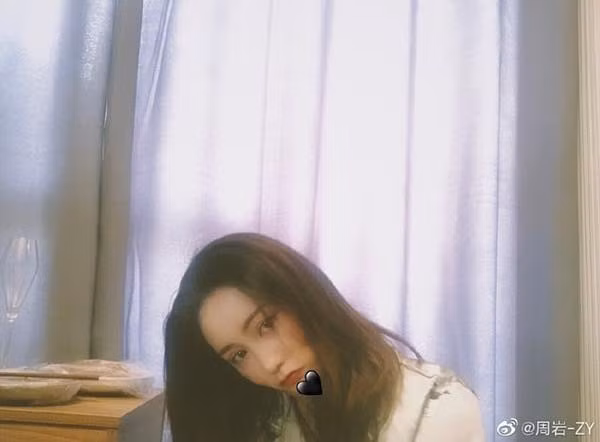 Trên weibo của Châu Nham, người ta thấy cô gái trẻ thường xuyên chia sẻ những hình ảnh mới của mình với nụ cười thật xinh đẹp. Hiện tại, cô gái 9X Trung Quốc đang tập lại nhạc cụ để tiếp tục theo đuổi những giấc mơ của mình.