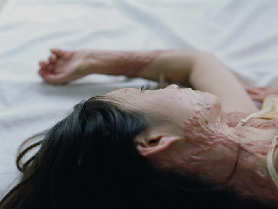 Sau 2 lần bị Châu Nham từ chối, Đào Nhữ Khôn điên cuồng muốn trả thù. Ngày 17/9/2011 có lẽ là ngày khó quên nhất trong cuộc đời nữ sinh Trung Quốc. Tức giận vì bị từ chối, gã công tử nhà giàu đã xách can dầu hỏa tới nhà cô gái và thiêu sống cô.