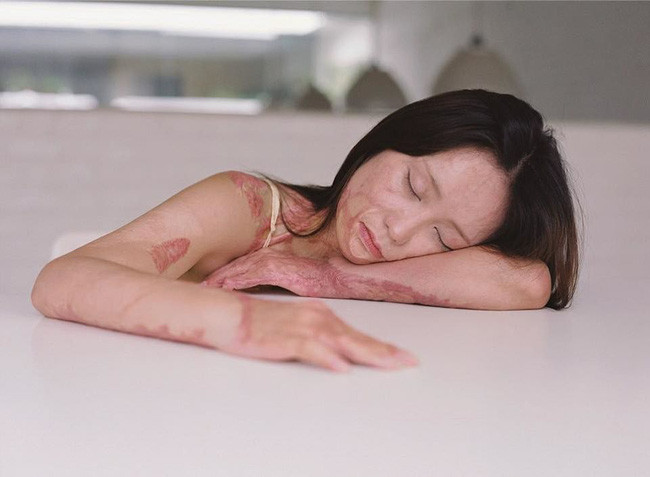 Không chỉ sở hữu giọng hát hay cùng ngoại hình xinh xắn, Châu Nham còn biết chơi nhiều nhạc cụ nên cô gái Trung Quốc được biết bao chàng trai theo đuổi.