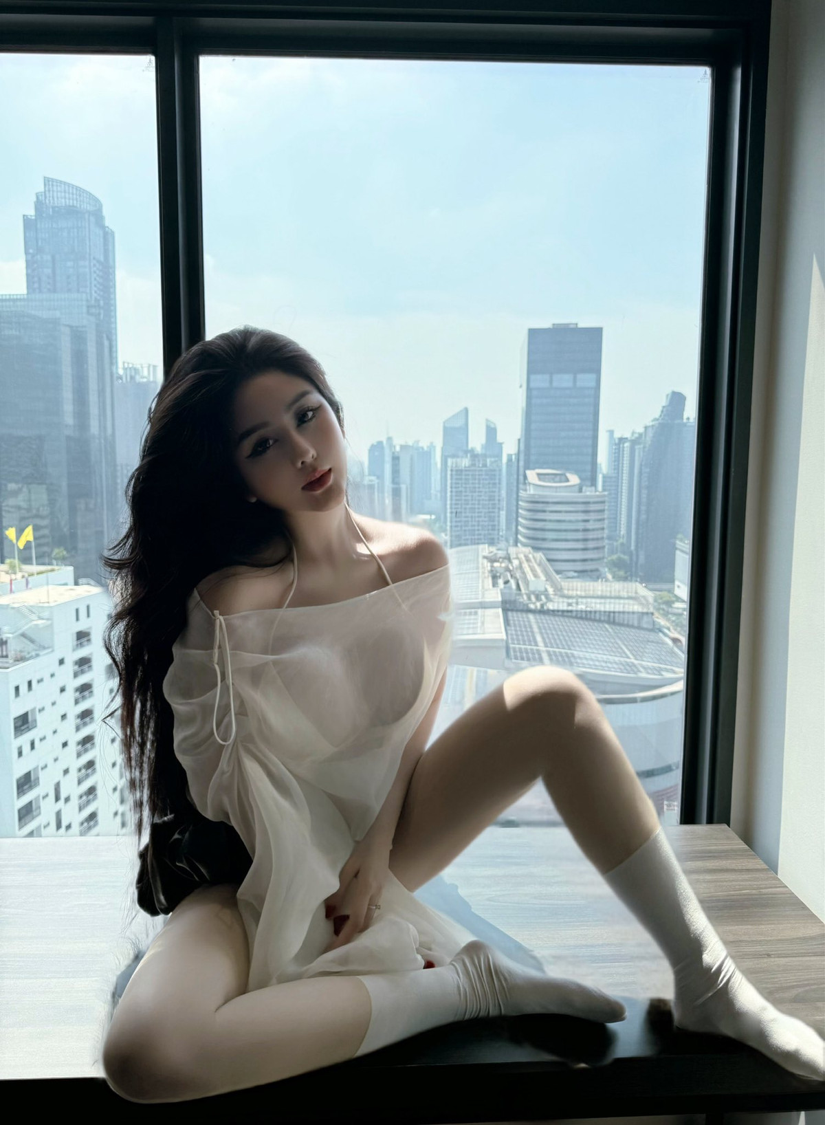 Dù thể hiện cảm xúc hờn dỗi nhưng hot girl này vẫn giữ được thần thái cuốn hút.