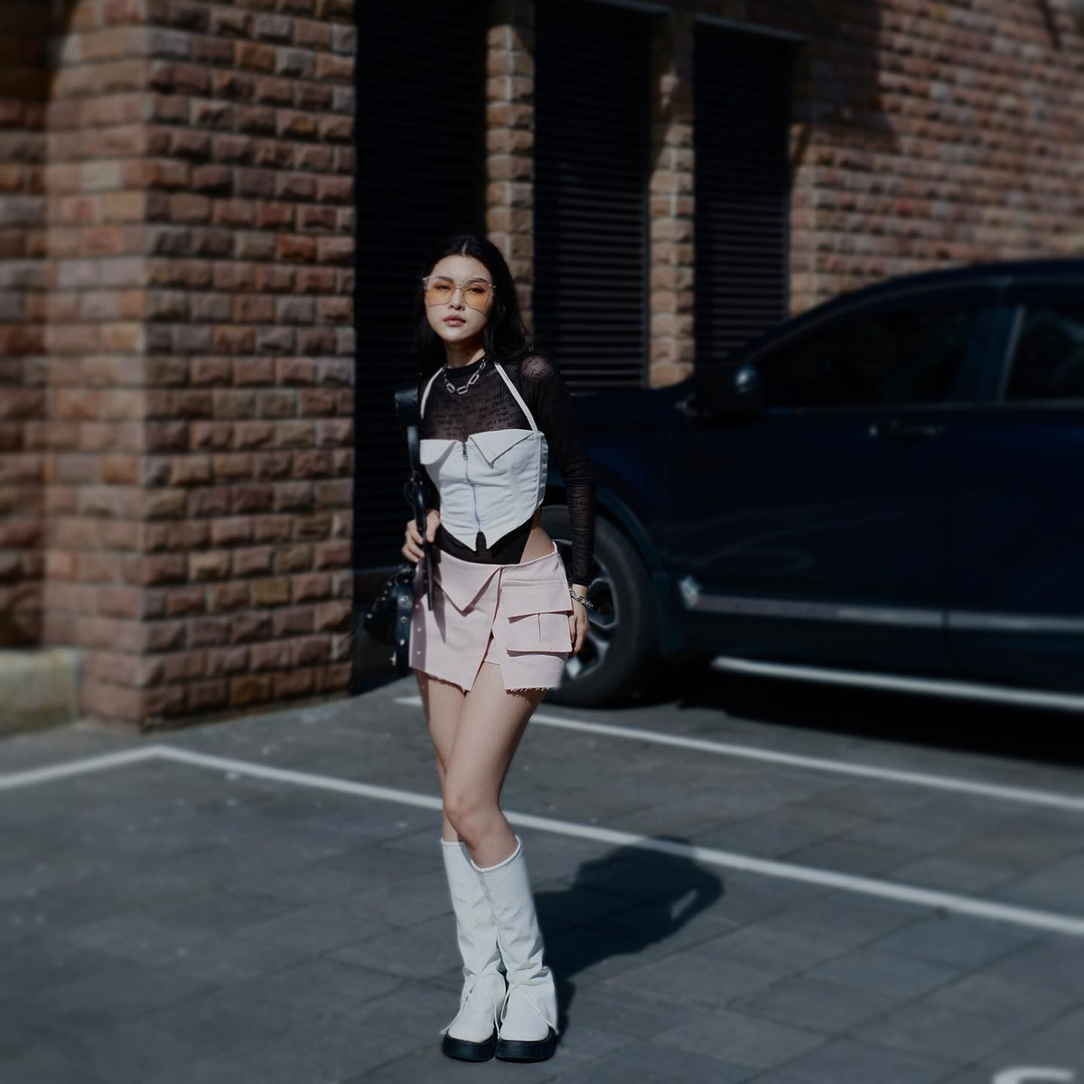 Tiểu Thảo từng khá stress trước sự soi mói, miệt thị ngoại hình của một số người. Tuy nhiên, cô cho rằng mỗi người có một sở thích, cô thích ăn mặc sexy không có nghĩa là không đứng đắn. Bởi vậy, Tiểu Thảo vẫn tự tin theo đuổi phong cách mình yêu thích.