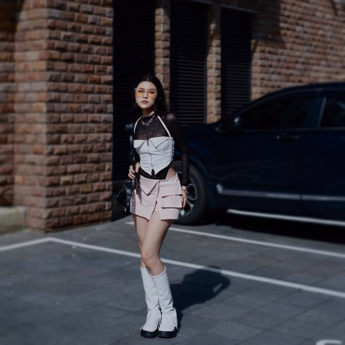 Tiểu Thảo từng khá stress trước sự soi mói, miệt thị ngoại hình của một số người. Tuy nhiên, cô cho rằng mỗi người có một sở thích, cô thích ăn mặc sexy không có nghĩa là không đứng đắn. Bởi vậy, Tiểu Thảo vẫn tự tin theo đuổi phong cách mình yêu thích.