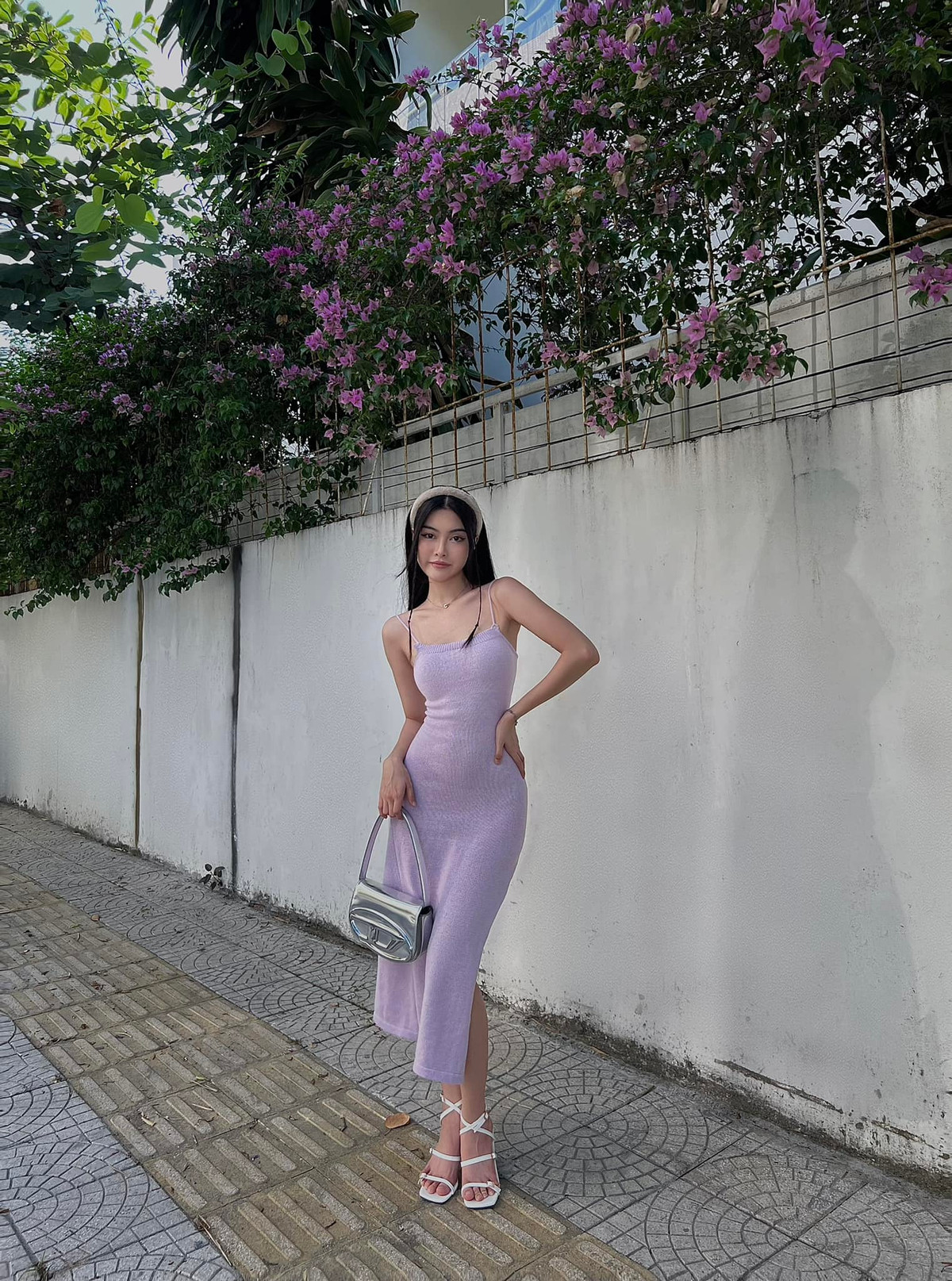 Tiểu Thảo sở hữu chiều cao không quá nổi bật (1m60) nhưng bù lại, cô có vóc dáng cân đối và săn chắc.