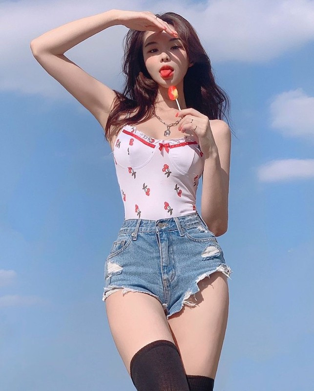 Mới đây, Hye Ji còn đăng tải loạt ảnh diện nội y trên trang cá nhân và tiết lộ số đo vòng eo hiện tại đang là 54cm (trước đó là 56cm).