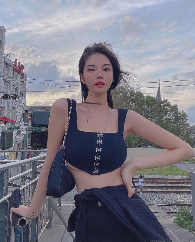 Kang Hye Ji chia sẻ, dù cố gắng tập luyện để có được "thắt eo" như mơ ước nhưng cô cũng rất chú trọng đến sự cân đối.