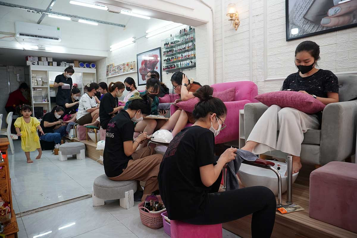 Thời điểm này, nhiều người vẫn chưa được nghỉ Tết, vậy nên khách thường đông nhất vào khoảng 15 - 17h hoặc tối muộn hơn một chút. Đa số mọi người sẽ tranh thủ lúc đi làm về để qua làm đẹp luôn", chị Hương chia sẻ.