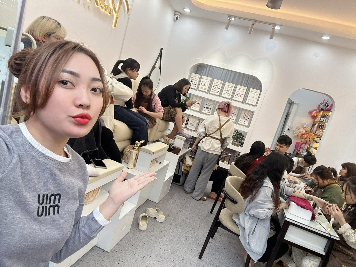 Chị Kim Dung (25 tuổi, Hà Nội) chia sẻ: "Tết đông khách tôi phải đặt lịch trước cả tuần, sợ trễ lịch mất chỗ nên từ 7 giờ sáng tôi đã đến tiệm làm móng. Bỏ ra số tiền không nhỏ để có bộ nail mới nhưng tôi thấy không hối tiếc vì cả năm mình đã làm việc vất vả nên đầu tư chút đỉnh để thay đổi diện mạo bản thân là điều xứng đáng".