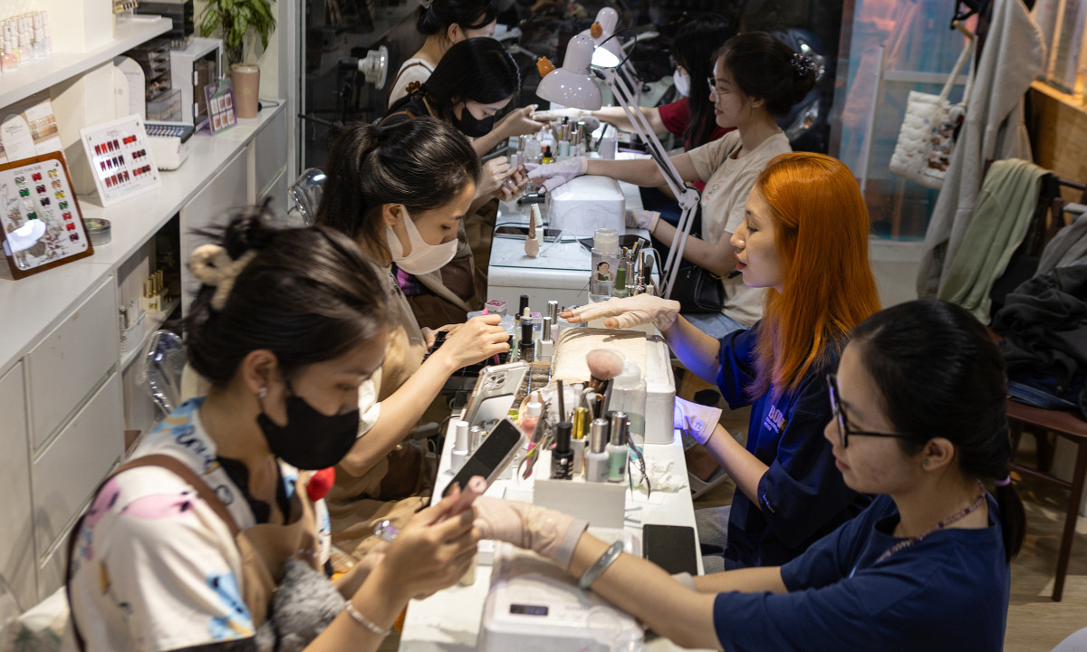 Chị Thanh Hương, chủ cửa hàng làm móng ở Phùng Khoang - Hà Đông) cho biết: "Năm nay kinh tế khó khăn, cửa hàng tôi những ngày thường chỉ có lác đác 3 - 5 khách/ngày, nhưng từ đầu tháng 12 Âm lịch đến nay, lượng khách tăng cao hơn hẳn. Những ngày đông, chúng tôi có thể phục vụ từ 15 - 20 lượt khách...