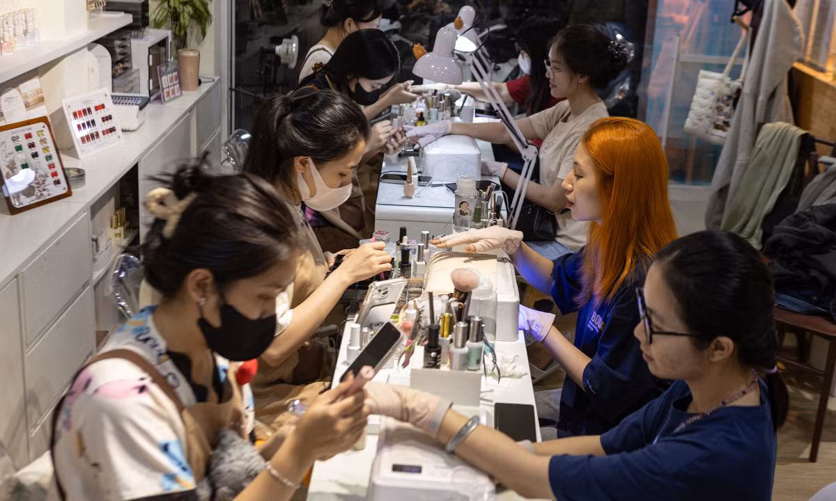 Chị Thanh Hương, chủ cửa hàng làm móng ở Phùng Khoang - Hà Đông) cho biết: "Năm nay kinh tế khó khăn, cửa hàng tôi những ngày thường chỉ có lác đác 3 - 5 khách/ngày, nhưng từ đầu tháng 12 Âm lịch đến nay, lượng khách tăng cao hơn hẳn. Những ngày đông, chúng tôi có thể phục vụ từ 15 - 20 lượt khách...