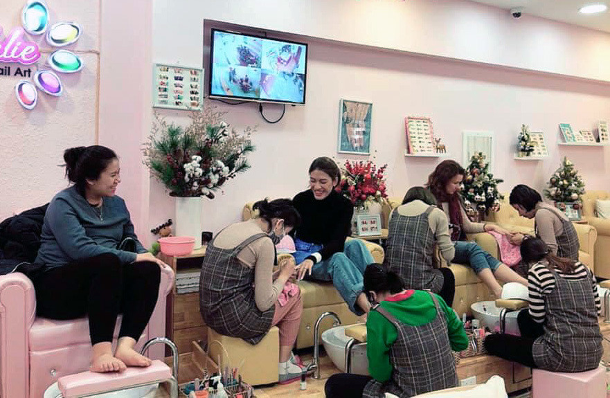 Nhiều chị em chọn cách đi tút tát lại bộ móng để có một diện mạo mới sau cả năm tất bật, bận rộn với công việc, chăm sóc gia đình. Đây cũng là cơ hội giúp dịch vụ làm đẹp hốt bạc.