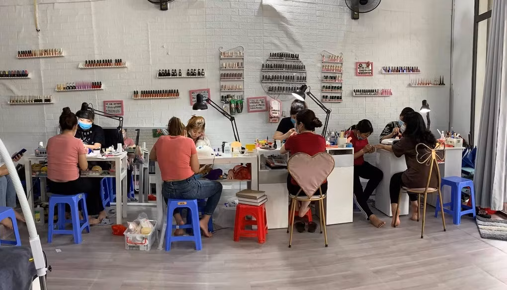 Cận Tết Nguyên đán là thời điểm chị em tranh thủ "tân trang" và cũng là thời dịp để các dịch vụ chăm sóc sắc đẹp ăn nên làm ra.