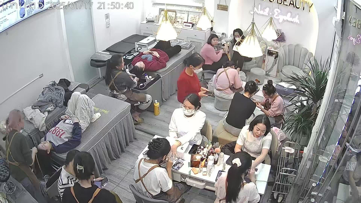 Dù các tiệm đã tăng cường nhân viên, tuyển thợ phụ nhưng lượng khách đông khiến một số nơi phải mở cửa tới khuya để đáp ứng yêu cầu của khách.