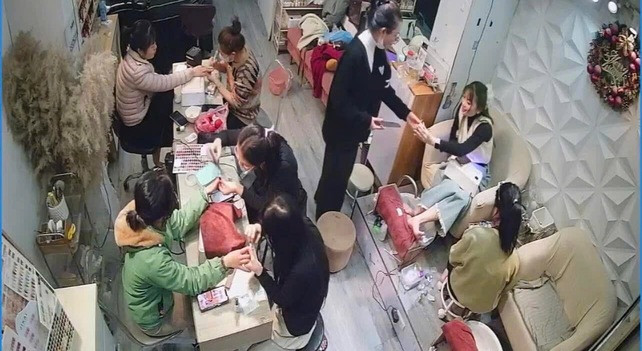 Với những cửa hàng như chị Hương, thu nhập có thể lên tới 4 - 5 triệu đồng/ngày.