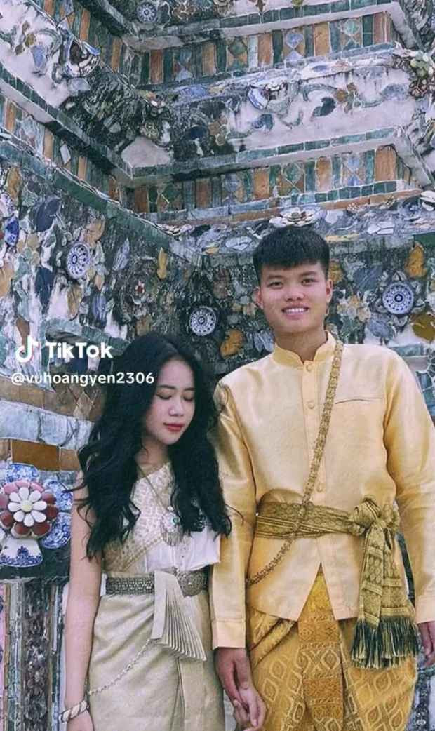 Tuy nhiên ít ai biết, có một Văn Tùng ngoài đời rất khác so với khi trên sân bóng. Đặc biệt khi ở cạnh bạn gái, nam tiền đạo thoải mái bộc lộ những tính cách mà thường ngày ít thể hiện.