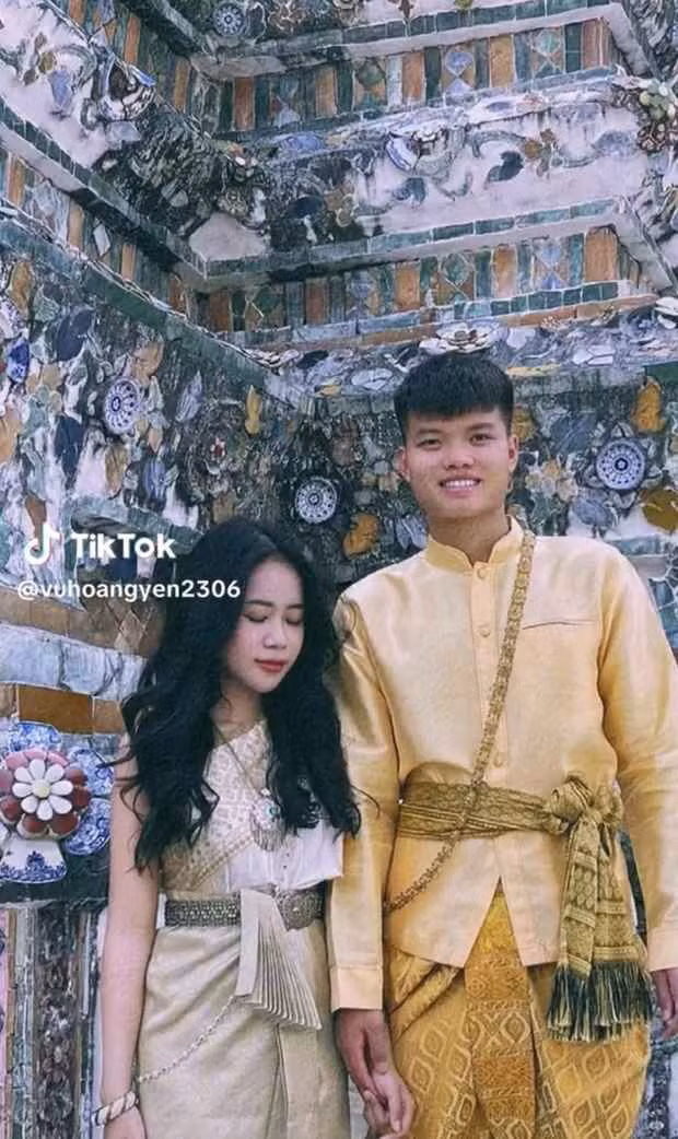 Tuy nhiên ít ai biết, có một Văn Tùng ngoài đời rất khác so với khi trên sân bóng. Đặc biệt khi ở cạnh bạn gái, nam tiền đạo thoải mái bộc lộ những tính cách mà thường ngày ít thể hiện.