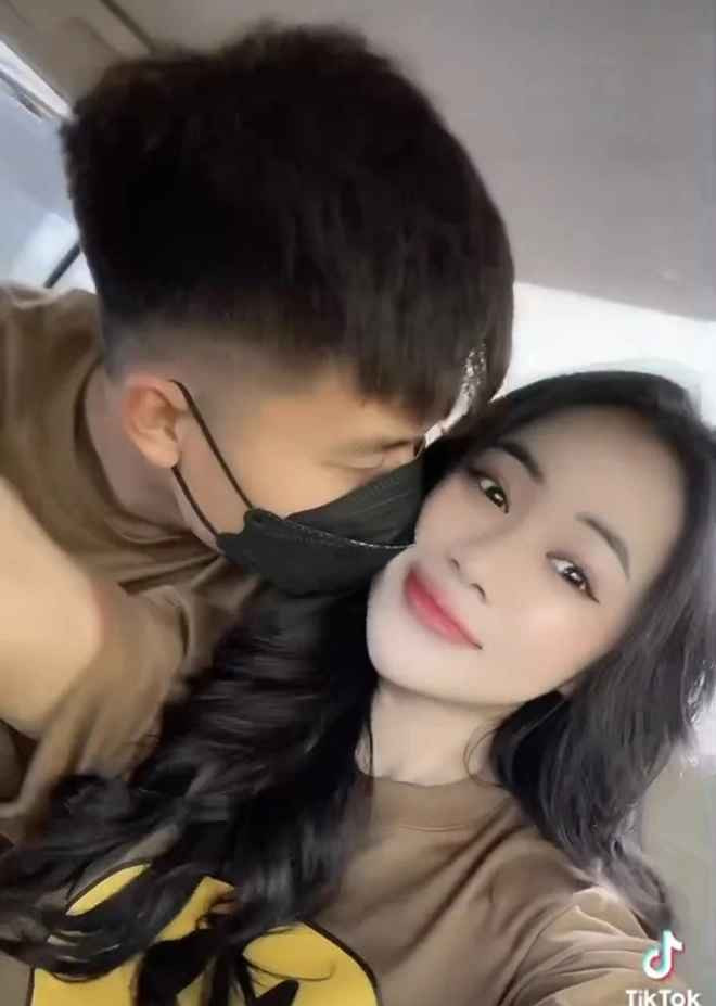 Hoàng Yến viết: “Mặt hay căng nhưng thi thoảng giận dỗi phết đấy”. Theo đó, Văn Tùng “giận yêu” vì đi du lịch chung nhưng đôi khi bạn gái chỉ quay cảnh một người.