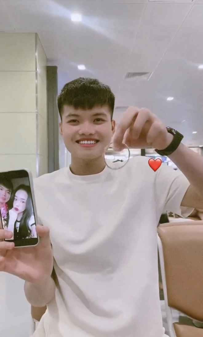 Nam cầu thủ bày tỏ: “Đã yêu nhau rồi không có gì một mình cả, lúc nào cũng phải hai mình”.