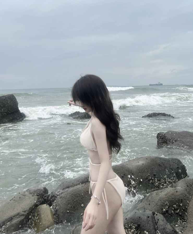 Tuy nhiên, cũng tại đây, hot girl TikTok hớ hênh để lộ vòng hai thiếu săn chắc, khác hẳn với hình ảnh eo con kiến trước đây. Chính chủ cũng nhận ra bản thân lỡ để lộ điểm trừ vóc dáng, nhanh tay che chắn song không kịp.