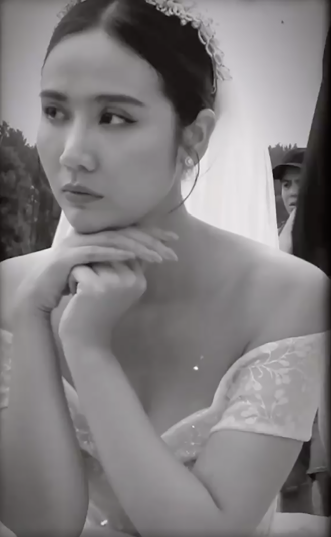 Mới đây nhất, hot girl Huyền Lizie còn bất ngờ chia sẻ loạt khoảnh khắc diện váy cưới khiến các fan "đứng ngồi không yên".