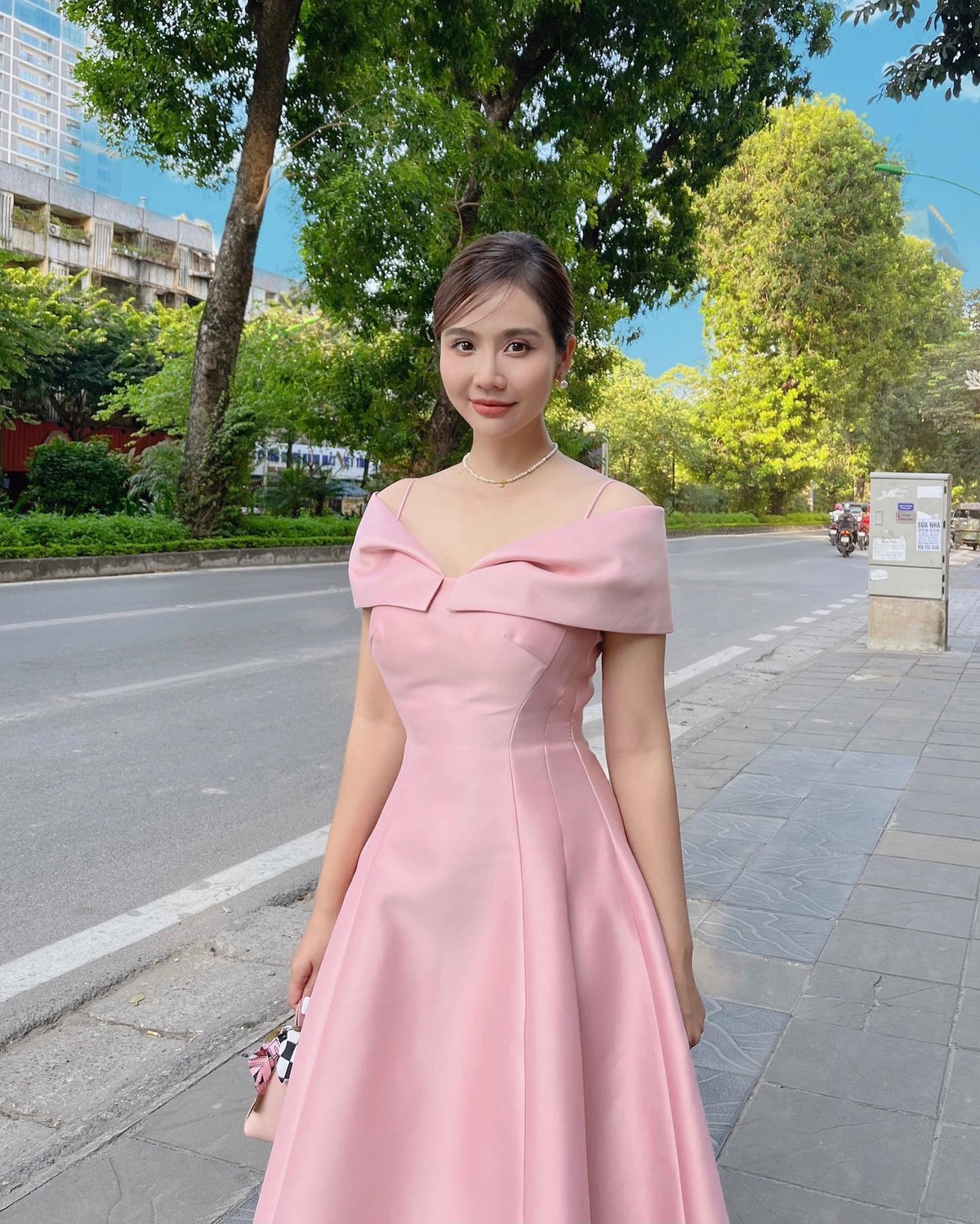 Có thể thấy dù không công khai hay thừa nhận mối quan hệ, tuy nhiên những màn "thả thính" qua lay cộng với việc hợp nhau từ phim ảnh đến đời thực khiến netizen không ngừng ghép đôi Đình Tú và Huyền Lizzie, mong rằng cả hai sẽ sớm "về chung một nhà".