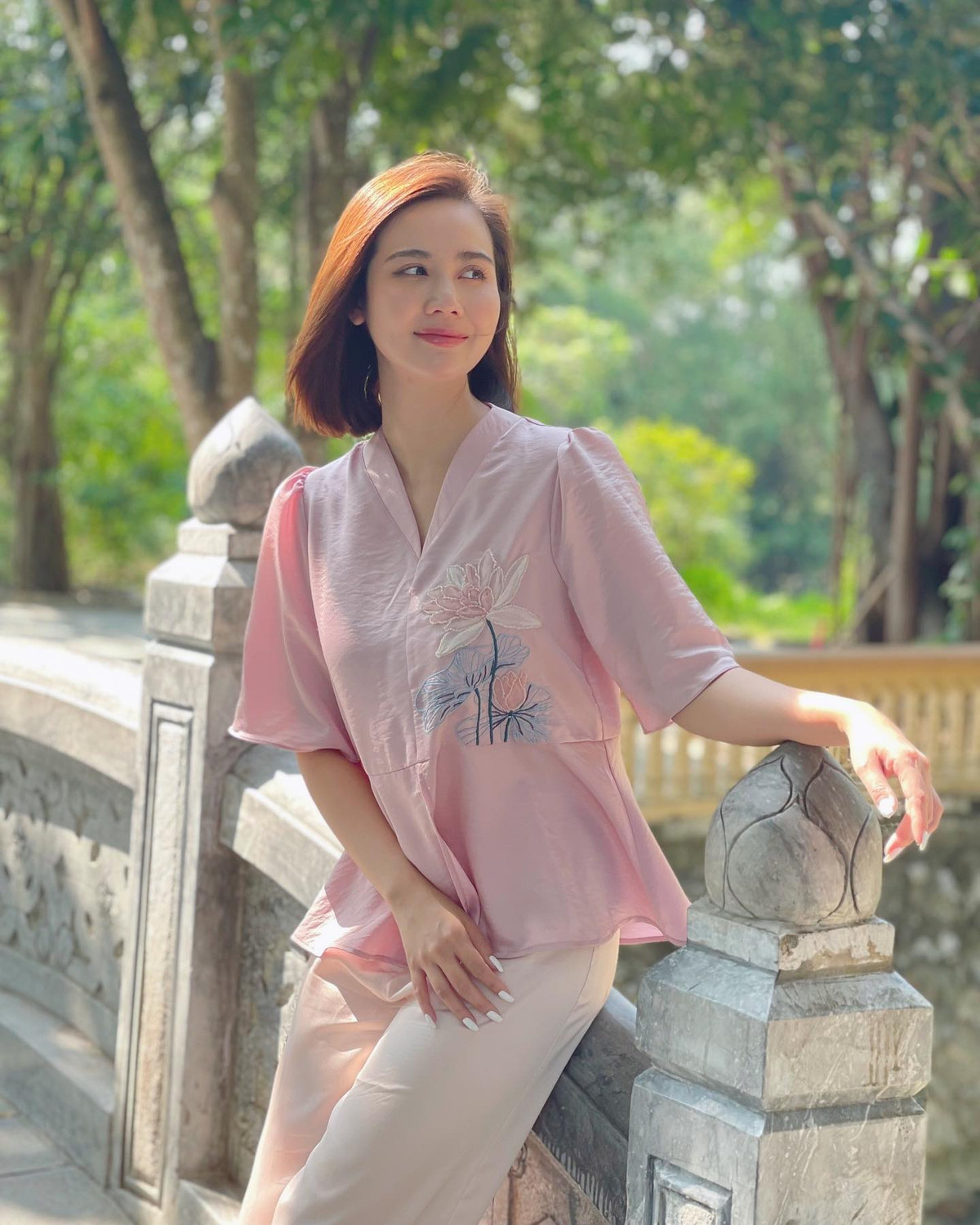 Đình Tú hỏi: "Chồng đâu?", Huyền Lizzie liền đáp vội: "Ai biết đấy là đâu. Chắc đang tớn lên với ai ý".